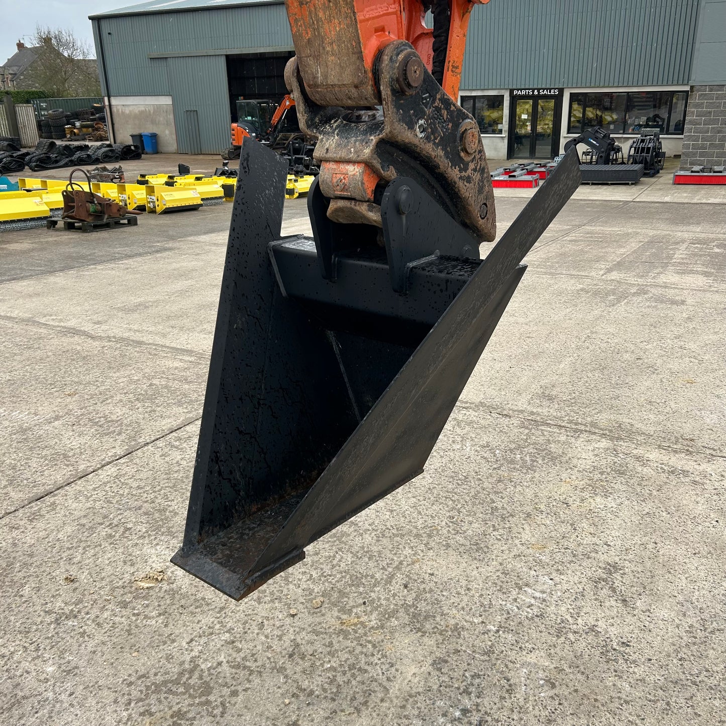 Mounding / Ditching 'V' Bucket | 10-14 Excavator